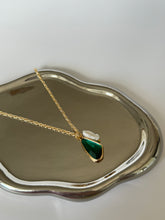 Load image into Gallery viewer, Green Gem And Pearl Gold Necklace
