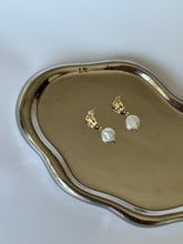 Load image into Gallery viewer, Gold Coin Pearl Earrings
