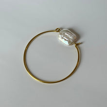 Load image into Gallery viewer, Gold Clasp Pearl Bracelet
